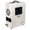 Biały zasilacz awaryjny z widocznym panelem sterowania, na którym znajdują się zielone diody i napisy "PURE SINE WAVE INVERTER" oraz "VOLT POLSKA". Na obudowie umieszczono również informacje o producencie: "VOLT POLSKA Sp. z o.o." oraz specyfikację modelu