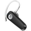 Czarna słuchawka Bluetooth z metalicznym logo producenta i przezroczystym uchwytem na ucho. Na obudowie widoczna jest niebieska dioda.