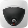 Kwadratowy bojler elektryczny w kolorze białym z czarnym panelem przednim, na którym znajduje się logo "ARISTON" oraz pokrętło z oznaczeniem "HEATING".