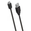 Na zdjęciu widoczny jest czarny kabel z dwoma różnymi złączami: USB-A i USB-C. Kabel jest przedstawiony na białym tle.