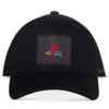 Czarna czapka z daszkiem z przodu ma naszywkę z kolorowym logo PlayStation. Na boku widoczny jest biały napis w języku japońskim.