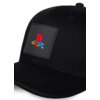 Czarna czapka z daszkiem z przodu ma naszywkę z kolorowym logo PlayStation. Logo składa się z czerwonej litery "P" oraz niebieskiego, żółtego i zielonego elementu.