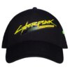 Czarna czapka z daszkiem z widocznym logo "Cyberpunk Edgerunners" w jaskrawożółtym kolorze na przodzie. Po bokach czapki znajdują się zielone elementy graficzne.