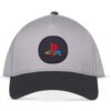 Szara czapka z daszkiem z czarnym przodem, na której widnieje kolorowe logo PlayStation na okrągłej naszywce.