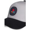 Szara czapka z daszkiem, na której widnieje kolorowe logo PlayStation na czarnym tle. Daszek czapki jest czarny, a materiał ma widoczne przeszycia.