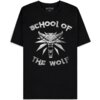 Czarna koszulka z nadrukiem przedstawiającym stylizowaną głowę wilka oraz tekst "SCHOOL OF THE WOLF" w szarym kolorze. Wewnątrz kołnierzyka znajduje się napis "THE WITCHER".