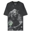 Czarna koszulka z nadrukiem przedstawiającym postać w zbroi, z mieczem na plecach, oraz logo z napisem "The Witcher" na metce wewnętrznej. Na dole koszulki znajduje się naszywka z białym symbolem wilka.