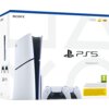 Białe opakowanie z niebieskim paskiem na górze, na którym widnieje logo "SONY" oraz duży napis "PS5" z grafiką konsoli i kontrolera. W prawym dolnym rogu znajduje się zielona ikona z oznaczeniem wiekowym "7".