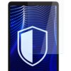 Na zdjęciu widoczny jest tablet z nałożonym szkłem ochronnym, na ekranie którego wyświetlany jest niebieski wzór z białymi kropkami i dużą ikoną tarczy. Szkło ochronne jest przezroczyste, a jego krawędzie są ledwo widoczne na tle ekranu.