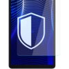 Na zdjęciu widoczny jest tablet z nałożonym szkłem ochronnym, na ekranie którego znajduje się grafika przedstawiająca tarczę. Tło ekranu jest niebieskie z białymi kropkami układającymi się w faliste wzory.