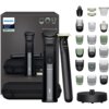 Zestaw do pielęgnacji marki PHILIPS, zawierający trymer Multigroom i OneBlade, jest przedstawiony na tle opakowania z napisem "PHILIPS All-in-One Trimmer 9000 Prestige". Obok urządzeń znajduje się wiele wymiennych końcówek oraz etui, a na opakowaniu widoczne są ikony sugerujące zastosowanie produktu.