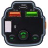 Czarny transmiter FM z dwoma portami USB oznaczonymi jako "3.1A" i "1.0A", portem PD20W, przyciskiem z ikoną telefonu oraz symbolami mikrofonu i strzałek. Na urządzeniu widoczne są kolorowe elementy: pomarańczowy i zielony.