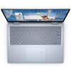 Na zdjęciu widoczny jest srebrny laptop z klawiaturą QWERTY i dużym touchpadem. Na ekranie wyświetlony jest obrazek przedstawiający osobę skaczącą z żółtą chustą na tle nieba.