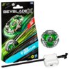 Opakowanie zabawki Beyblade X z grafiką przedstawiającą zielono-srebrny bączek oraz tekstem "Helm Knight 3-80N" i "LET IT RIP!". Obok opakowania znajduje się zielono-srebrny bączek oraz biały mechanizm z czarnym uchwytem.