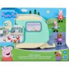 Opakowanie zestawu figurek przedstawia przyczepę kempingową z postaciami z bajki Świnka Peppa, z widocznymi figurkami i akcesoriami. Na opakowaniu znajduje się tekst: "Peppa Pig", "10 Pieces", "Peppa's Caravan", oraz logo "Hasbro".