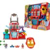 Zestaw figurek HASBRO Disney Jr. Marvel Iron Man and his Awesome Friends Siedziba Iron Mana G12595L0 składa się z kolorowej bazy z elementami do zabawy oraz kilku figurek, w tym maski Iron Mana. Opakowanie zawiera ilustracje przedstawiające dzieci bawiące