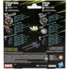 Na zdjęciu znajduje się opakowanie zabawki "HASBRO Beyblade X Marvel Spider-man 3-60F vs Venom 3-80N G0288ES0" z grafiką dwóch wirujących dysków oraz szczegółowymi specyfikacjami technicznymi, takimi jak typ ataku, obrony i wytrzymałości. Widoczne są równ