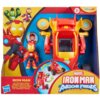 Opakowanie zabawki przedstawia figurkę Iron Mana oraz pojazd w kolorach czerwonym i żółtym, z możliwością transformacji. Na opakowaniu widnieje tekst: "IRON MAN 2-IN-1 MECH SUIT & VEHICLE ARMURE ET VÉHICULE 2-EN-1 2-IN-1-MECH-ANZUG & FAHRZEUG VEHÍCULO Y A
