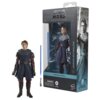 Na zdjęciu znajduje się figurka postaci z serii Star Wars w stroju z ciemnoniebieskim płaszczem i brązowymi elementami, obok której widoczna jest oryginalna, przezroczysta opakowanie z napisem "ANAKIN SKYWALKER" oraz "STAR WARS: AHSOKA". W dolnej części opakowania znajdują się ostrzeżenia, oznaczenie wieku "4+" oraz logo producenta.