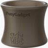 Brązowy, cylindryczny przedmiot z napisem "PonyGadget" na górze oraz logo "SKINVIBE" na dole. Powierzchnia jest gładka i matowa.