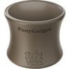 Brązowy pojemnik o zaokrąglonym kształcie z napisem "PonyGadget" na górze oraz logo "SKINVIBE" na dole. Powierzchnia pojemnika jest gładka i matowa.