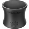 Czarny, cylindryczny przedmiot z napisem "PonyGadget" na górnej części oraz logo "SKINVIBE" na dolnej części. Produkt ma gładką powierzchnię i rozszerza się ku górze.