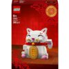 Czerwone opakowanie zestawu LEGO z modelem białego japońskiego kota szczęścia, z widocznym logo LEGO oraz informacjami: "9+", "40813", "Lucky Cat", "280 pcs". Tło ozdobione jest czerwonymi wzorami i złotym symbolem.