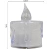 Na zdjęciu widoczna jest biała, transparentna świeca dekoracyjna LED o wymiarach 3,6 x 5 cm, z ozdobnym wzorem przypominającym płomień. Tło jest jednolite, a na górze i z boku znajdują się strzałki z wymiarami świecy.