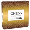 Kwadratowe pudełko z grą planszową o złoto-brązowym geometrycznym wzorze, na środku znajduje się biały prostokąt z napisem "CHESS COLLECTION CLASSIQUE" oraz grafiką przedstawiającą sylwetki figur szachowych. Na boku pudełka widoczny jest napis "CHESS COLLECTION CLASSIQUE".