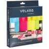 Opakowanie produktu "VELKEA HOME" zawiera cztery ściereczki z mikrofibry w kolorach niebieskim, różowym, żółtym i zielonym, o wymiarach 30 x 30 cm. Na opakowaniu znajdują się ikony z napisami: "BATHROOM", "HOME", "KITCHEN", oraz hasło "#PoProstuLepiej".
