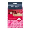 Opakowanie produktu z napisem "VELKEA HOME" na górze, poniżej znajduje się hasło "#PoProstuLepiej" oraz zdjęcie wnętrza z czerwonymi meblami. Na dole widnieje napis "ŚCIERECZKA UNIWERSALNA MULTI-PURPOSE CLOTH 35×35cm x3" oraz wzór w białe kwiaty na różowym tle.