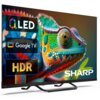 Telewizor z wyświetlaczem prezentującym kolorowego kameleona, z widocznymi napisami: "QLED", "Google TV", "HDR" oraz logo "SHARP". Obraz jest żywy i szczegółowy, podkreślając możliwości technologii wyświetlacza.