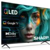 Telewizor z dużym ekranem wyświetla obraz twarzy osoby z zielonymi włosami i pomalowaną twarzą, obok widoczne są napisy: "QLED", "Google TV", "Dolby Vision Atmos" oraz logo "SHARP".