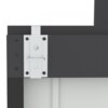 Fragment metalowej konstrukcji w kolorze antracytowym z widocznym białym elementem mocującym, przykręconym czterema śrubami. W tle widać jasną powierzchnię wewnętrzną.
