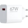 Biała ładowarka sieciowa z widocznym napisem "67W" oraz "DESIGNED BY XIAOMI", posiada jedno gniazdo USB z czerwonym wnętrzem. Wtyczka jest typu europejskiego z dwoma metalowymi bolcami.
