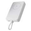 Biały powerbank z zaokrąglonymi krawędziami, posiadający okrągły symbol błyskawicy na górnej powierzchni. Na boku widoczne są diody LED oraz port USB z podłączonym krótkim kablem.