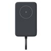 Na zdjęciu znajduje się szary powerbank z okrągłym symbolem pioruna na środku. Do urządzenia podłączony jest czarny kabel.