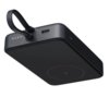 Na zdjęciu znajduje się szary powerbank z zaokrąglonymi krawędziami, wyposażony w port USB-C oraz wskaźniki LED. Na powierzchni widoczny jest okrągły symbol, a obok portu znajduje się tekst: "TYPE-C IN/OUT 5V=3A 9V=3A 12V=2.5A 15V=2.5A 20V=1.65A".