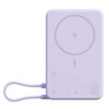 Fioletowy powerbank z okrągłym symbolem błyskawicy na środku oraz podłączonym kablem. Na dole widoczne są drobne napisy i symbole, w tym logo "mi".