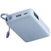 Jasnoniebieski powerbank z widocznymi portami USB i USB-C oraz wyświetlaczem pokazującym poziom naładowania. Na obudowie znajduje się napis "67W MAX".