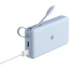 Jasnoniebieski powerbank z logo "mi" na środku, posiadający dwa podłączone kable USB. Produkt ma zaokrąglone krawędzie i widoczne są dwa porty USB.