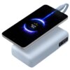Jasnoniebieski powerbank z wyświetlaczem pokazującym "100%" oraz smartfon z animacją ładowania i tekstem "67W MAX". Powerbank i smartfon są połączone kablem.
