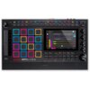 Kontroler DJ z kolorowymi padami, wyświetlaczem dotykowym pokazującym interfejs do tworzenia muzyki oraz różnymi przyciskami i pokrętłami. Widoczne logo: "AKAI Professional MPC Live III".