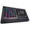 Na zdjęciu znajduje się kontroler DJ z kolorowymi padami, wyświetlaczem dotykowym oraz różnymi przyciskami i pokrętłami. Widoczny jest napis "AKAI Professional MPC Live III" oraz interfejs z wykresami i opcjami na ekranie.