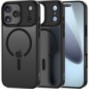Na zdjęciu widoczne są trzy czarne, matowe etui na telefon z okrągłym wzorem i logo w kształcie jabłka. Etui mają wycięcia na aparat i przyciski, a na jednym z nich znajduje się napis "TECH-PROTECT".