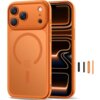Pomarańczowe etui na telefon z trzema wycięciami na aparaty, widocznym napisem "Precision machined apertures" oraz logo w kształcie koła z linią. Obok etui znajdują się cztery wymienne przyciski w różnych kolorach.