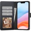 Czarne etui TECH-PROTECT Wallet do Xiaomi 15T jest otwarte, ukazując trzy kieszenie na karty, miejsce na banknoty oraz przezroczystą kieszeń z fotografią dziecka z psem. Obok znajduje się telefon z kolorowym ekranem.