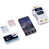 Na zdjęciu znajduje się zabawkowy terminal płatniczy z logo "klein", smartfon z wyświetlaczem pokazującym godzinę 9:35, karta kredytowa z napisem "EXPRESS CREDIT CARD" oraz dwa małe paragony z napisami "Sunny Fruits" i "SUPER STORE". Terminal ma kolorowe przyciski i miejsce na kartę, a smartfon wyświetla różne ikony aplikacji.