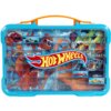 Niebieska walizka z pomarańczową rączką, ozdobiona kolorową grafiką przedstawiającą potwory i samochody, z dużym logo "Hot Wheels" na środku. Wewnątrz widoczne są małe samochodziki umieszczone w przezroczystych przegródkach.
