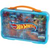 Niebieska walizka z pomarańczowym uchwytem, z przezroczystą pokrywą, na której widnieje logo "Hot Wheels" w czerwono-żółtych barwach. Wewnątrz widoczne są kolorowe ilustracje samochodów i motywów związanych z marką.